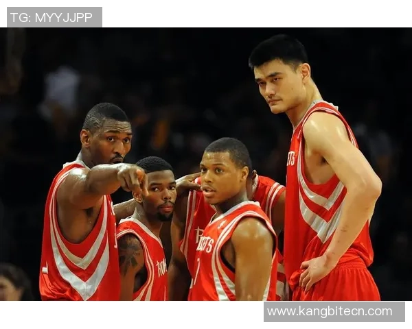 姚明低位策应助力球队进攻提升展现篮球智慧与团队配合的完美结合